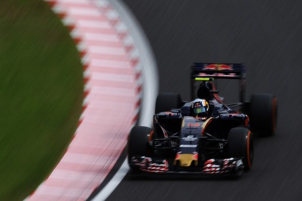 Carlos Sainz driving Scuderia Toro Rosso STR11 at 2016 Japanese GP Suzuka